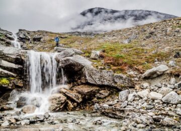 Camp_Kiattua_Activity_hike_to_waterfall_Photo_RavenEye©Nomad-Greenland-Disko-Bay-1024×683