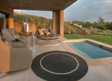 Earth-Lodge-_-Suite-Patio©Sabisabi-1024×520