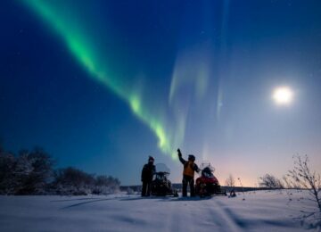 SnowmobilesunderAuroras-1200×800-1-1024×683-1