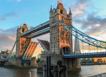 tower-bridge-g8b0309b52_1920©Pixabay